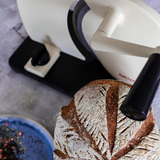 Jupiter Hand-Allesschneider mit Vollholzplatte, Edelstahl Messer, retro Design altweiß